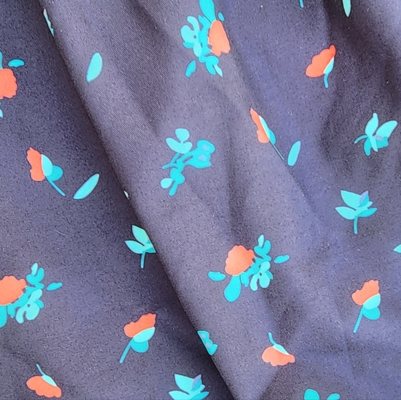 Adorable ROMWE Ruffled Edge Shorts With Roses Size M - Picture 3 of 7